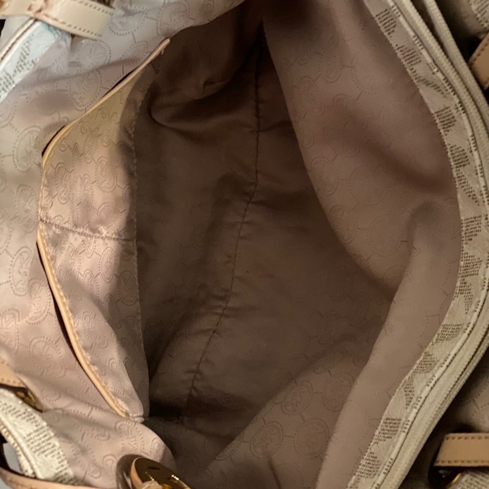 Michael Kors monogram shoulder bag. - Picture 3 of 8
